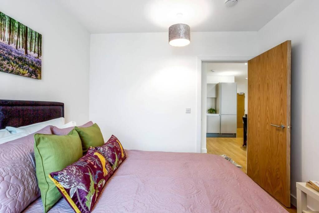 Apartmán Stunning 2 Bed/2 Bath In Town Centre & Parking! Bracknell Exteriér fotografie