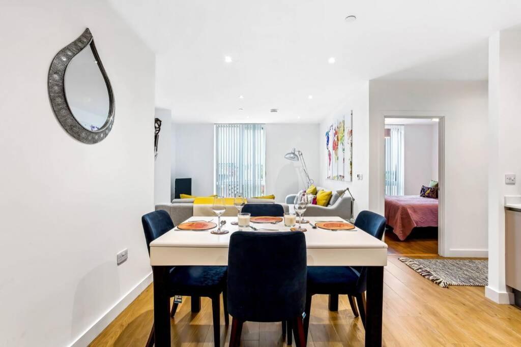 Apartmán Stunning 2 Bed/2 Bath In Town Centre & Parking! Bracknell Exteriér fotografie