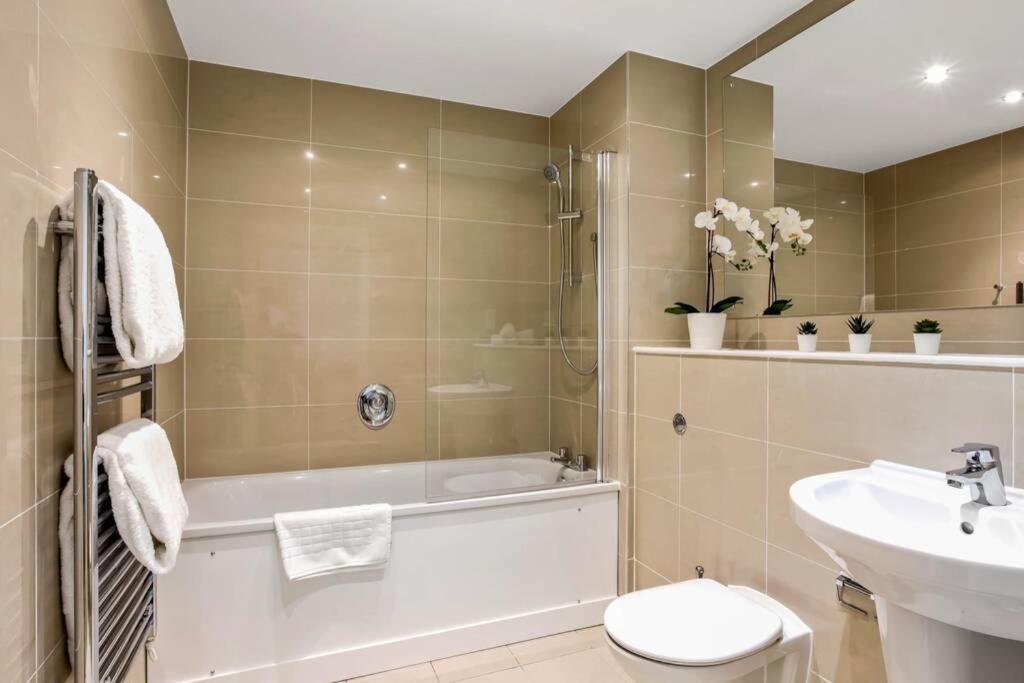 Apartmán Stunning 2 Bed/2 Bath In Town Centre & Parking! Bracknell Exteriér fotografie