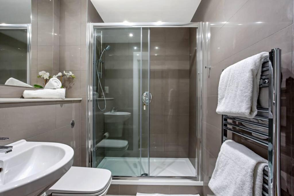 Apartmán Stunning 2 Bed/2 Bath In Town Centre & Parking! Bracknell Exteriér fotografie